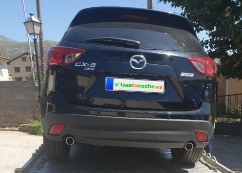 Coche Mazda correctamente asegurado en grúa de Tasatucoche para su reciclaje