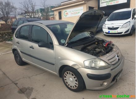 Citroën C3 con el capó abierto en un centro especializado