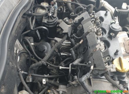 Vista detallada de los componentes internos de un motor desmontado para el diagnóstico de una avería mecánica grave.