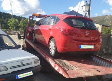 Servicio de grúa profesional recogiendo un coche averiado con el motor roto para su tasación y compra.
