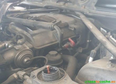 Inspección del depósito de anticongelante en un coche con síntomas de sobrecalentamiento y posible rotura de motor.