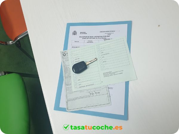 documentación de un coche y llave